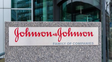Issy-les-Moulineaux, Fransa - 21 Mart 2021: Johnson ve Johnson Sant Beaut France 'ın Fransız karargahının girişindeki logo,