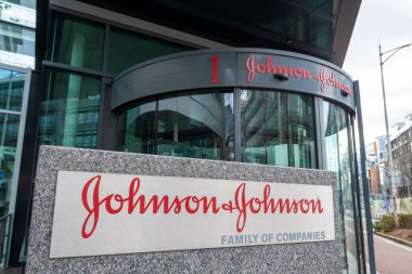 Issy-les-Moulineaux, Fransa - 21 Mart 2021: Johnson ve Johnson Sant Beaut France 'ın Fransız karargahının girişindeki logo,