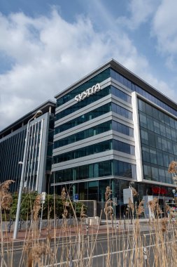 Paris, Fransa - 21 Mart 2021: Özellikle kentsel ve demiryolu taşımacılığı alanında olmak üzere uluslararası bir mühendislik ve danışmanlık grubu olan Systra genel merkezinin dış görünümü