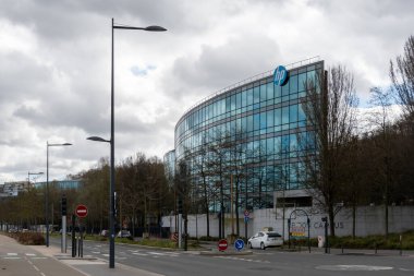 Meudon, Fransa - 27 Mart 2021: HP France (Hewlett-Packard France) merkez binasının dış görünümü)