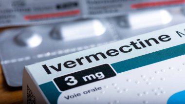 Clamart, Fransa - 10 Nisan 2021: Bir kutu Ivermectin (Fransız ambalajı), bir antiparazit ilacı ve ayrıca Covid-19 hastalığı için potansiyel bir tedavi