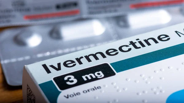 2021年4月10日フランス クラマート 抗寄生虫薬Ivermectinの箱とCovid 19疾患の治療の可能性 — ストック写真