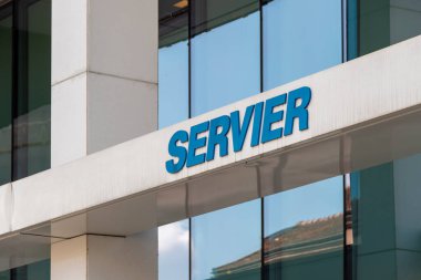Suresnes, Fransa - 13 Nisan 2021: 150 ülkede mevcut bir Fransız ilaç grubu olan Servier laboratuvarlarının genel merkezini imzalayın