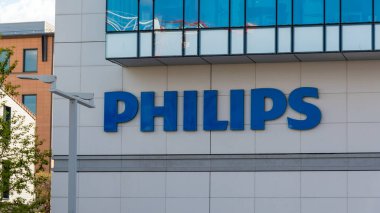 Suresnes, Fransa - 13 Nisan 2021: Uluslararası bir Hollandalı grup olan Philips 'in dış cephesinde ev aletleri, tıbbi teçhizat ve aydınlatma alanında logo