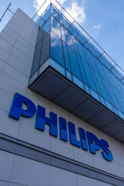 Suresnes, Fransa - 13 Nisan 2021: Uluslararası bir Hollandalı grup olan Philips 'in dış cephesinde ev aletleri, tıbbi teçhizat ve aydınlatma alanında logo