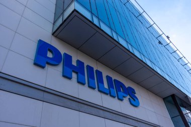 Suresnes, Fransa - 13 Nisan 2021: Uluslararası bir Hollandalı grup olan Philips 'in dış cephesinde ev aletleri, tıbbi teçhizat ve aydınlatma alanında logo