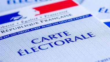 Fransa - 16 Nisan 2021: Fransız seçim kartı. Her Fransız seçmene Fransa 'daki seçimlerde oy kullanma olanağı sağlayan bir kart verilir.