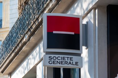 Paris, Fransa - 18 Nisan 2021: Fransız Societe Generale bankasının bir acentesinin imzası