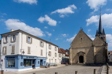 Jouy-en-Josas, Fransa - 19 Nisan 2021: Saint-Martin de Jouy Kilisesi 'nden Parvis, 13. yüzyılda Fransa' nın Yvelines bölgesinde inşa edildi.
