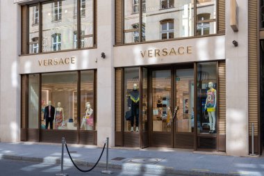 Paris, Fransa - 23 Nisan 2021 Saint-Honore sokağındaki Versace mağazasının dış görüntüsü. Gianni Versace S.R.L. 2018 yılında Michael Kors tarafından satın alınan bir İtalyan lüks moda şirketidir.