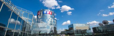 Boulogne-Billancourt, Fransa - 17 Temmuz 2020: TF1 grubunun genel merkezinin panoramik görüşü. Bouygues grubunun bir yan kuruluşu olan TF1, Fransa 'nın önde gelen televizyon kanalıdır.