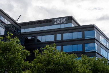 Bois-Colombes, Fransa - 22 Mayıs 2021: IBM 'in Fransız karargahının dış görünümü, bilgisayar donanımı, yazılım, sunucu ve danışmanlık hizmetlerinde faaliyet gösteren çok uluslu bir Amerikan şirketi.