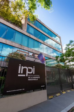Courbevoie, Fransa - 22 Mayıs 2021: INPI 'nin merkez bürosunun dış görünümü, Ulusal Endüstriyel Mülkiyet Enstitüsü, ticari marka, model ve patentlerden sorumlu Fransız kamu kurumu
