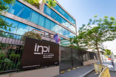 Courbevoie, Fransa - 22 Mayıs 2021: INPI 'nin merkez bürosunun dış görünümü, Ulusal Endüstriyel Mülkiyet Enstitüsü, ticari marka, model ve patentlerden sorumlu Fransız kamu kurumu