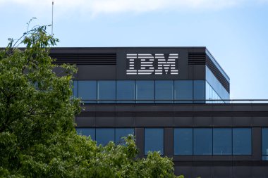 Bois-Colombes, Fransa - 22 Mayıs 2021: IBM 'in Fransız karargahının dış görünümü, bilgisayar donanımı, yazılım, sunucu ve danışmanlık hizmetlerinde faaliyet gösteren çok uluslu bir Amerikan şirketi.