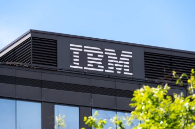 Bois-Colombes, Fransa - 22 Mayıs 2021: IBM 'in Fransız karargahının logosu, bilgisayar donanımı, yazılım, sunucu ve danışmanlık hizmetlerinde faaliyet gösteren çok uluslu bir Amerikan şirketi.