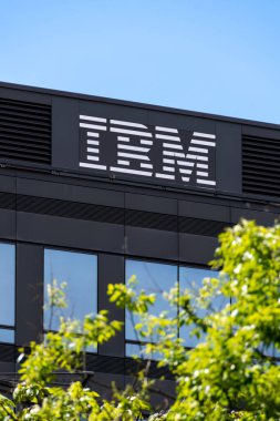 Bois-Colombes, Fransa - 22 Mayıs 2021: IBM 'in Fransız karargahının logosu, bilgisayar donanımı, yazılım, sunucu ve danışmanlık hizmetlerinde faaliyet gösteren çok uluslu bir Amerikan şirketi.