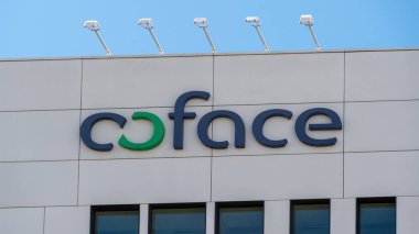 Bois-Colombes, Fransa - 22 Mayıs 2021: Coface (Fransız Dış Ticaret Sigorta Şirketi) merkez binasının tepesinde logo)