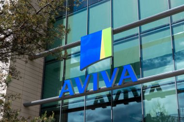 Bois-Colombes, Fransa - 22 Mayıs 2021: Sigorta şirketi Aviva France 'ın merkez binasının önünü imzalayın