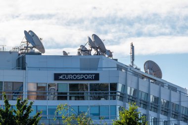 Issy-les-Moulineaux, Fransa - 6 Haziran 2021: Eurosport genel merkez binasının dış görünümü. Eurosport grubu, spor alanında uzmanlaşmış çeşitli televizyon kanallarından oluşur.