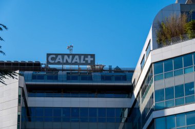 Issy-les-Moulineaux, Fransa - 6 Haziran 2021: Kanal + binasının dış görünümü. Canal +, sinema ve spor odaklı özel bir Fransız ulusal ödeme kanalıdır.