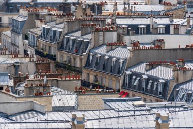 Paris 'teki apartmanların çatılarının havadan görünüşü: Paris, Fransa' da emlak piyasası kavramı