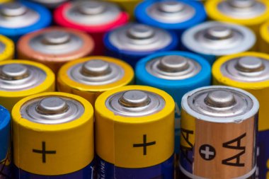 Çoğu AA elektrikli bataryaları kullanıyordu, hizalanmışlardı ve yukarıdan bakıyorlardı. Enerji atığı ve pil geri dönüşümü kavramları