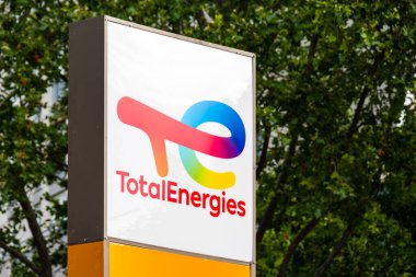 Issy-les-Moulineaux, Fransa - 3 Temmuz 2021: Bir benzin istasyonunun logosu TotalEnergies, Fransız petrol şirketinin yeni adı Total