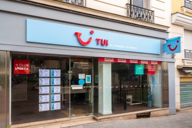 Issy-les-Moulineaux, Fransa - 3 Temmuz 2021: TUI ajansının dış görünümü. TUI Group, seyahat ve turizm alanında önde gelen bir Alman çokuluslu şirketidir.