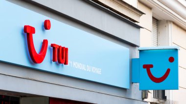 Issy-les-Moulineaux, Fransa - 3 Temmuz 2021 TUI ajansının işareti. TUI Group, seyahat ve turizm alanında önde gelen bir Alman çokuluslu şirketidir.