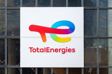 Courbevoie, Fransa, 29 Temmuz 2021: Daha önce Total olarak bilinen TotalEnergies petrol şirketinin genel merkezinin bulunduğu kuleye logo