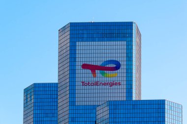 Courbevoie, Fransa, 29 Temmuz 2021: Toplam Enerji olarak bilinen petrol şirketinin genel merkezinin bulunduğu kulenin dış görünüşü