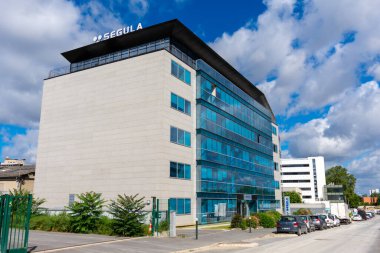 Nanterre, Fransa - 29 Temmuz 2021: 30 'dan fazla ülkede mevcut olan bir Fransız mühendislik grubu olan Segula Technologies' in genel merkezinin dış görünüşü