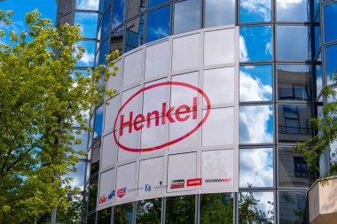 Boulogne-Billancourt, Fransa - 30 Temmuz 2021: Deterjan, temizlik ürünleri, kozmetik ve yapıştırıcı üretiminde uzmanlaşmış Henkel France 'ın merkezinin dış görünümü