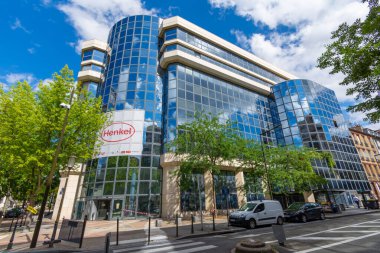 Boulogne-Billancourt, Fransa - 30 Temmuz 2021: Deterjan, temizlik ürünleri, kozmetik ve yapıştırıcı üretiminde uzmanlaşmış Henkel France 'ın merkezinin dış görünümü