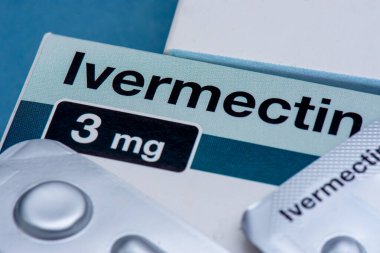 Clamart, Fransa - 22 Ağustos 2021: Bir kutu Ivermectin tableti, bir antiparazit ilacı ve Covid-19 hastalığı için potansiyel bir tedavi