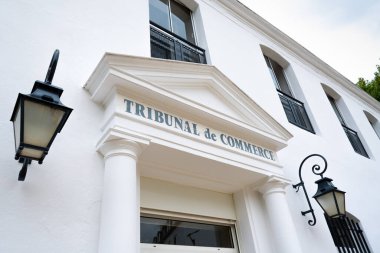 Fransız Adalet Divanı 'nın dış görünüşü. Fransa' nın Vannes şehrinin ön cephesinde Fransızca yazılmış 