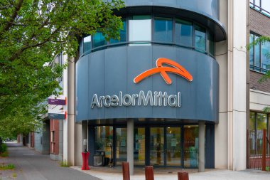 Saint-Denis, Fransa - 26 Eylül 2021: ArcelorMittal France Genel Merkezi, küresel çelik grubu ArcelorMittal 'ın Fransız yan kuruluşu.