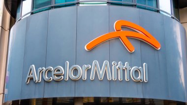Saint-Denis, Fransa - 26 Eylül 2021: ArcelorMittal France şirketinin genel merkezi üzerine logo, küresel çelik grubu ArcelorMittal 'ın Fransız yan kuruluşu.