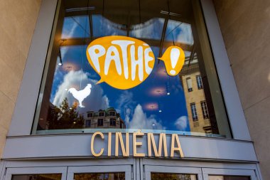 Paris, Fransa - 24 Ekim 2025: Pathe Sinema Ağı 'na ait bir sinemanın girişine imza ve logo.