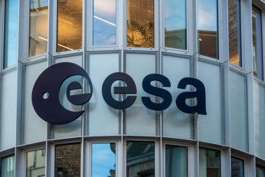 Paris, Fransa - 4 Kasım 2025: Avrupa Uzay Ajansı 'nın (ESA) genel merkezindeki imza ve logo, uzay araştırmalarına adanmış 23 üyeli uluslararası bir örgüttür.