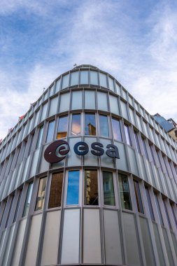 Paris, Fransa - 4 Kasım 2025: Avrupa Uzay Ajansı 'nın (ESA) karargahının cephesi, uzay araştırmalarına adanmış 23 üyeli uluslararası bir örgüttür.