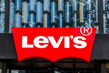 Paris, Fransa - 3 Kasım 2025: bir Levi butiğinin imza ve logosu. Levi Strauss and Co., dünyaca ünlü bir moda mağaza zinciri.