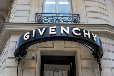 Paris, Fransa - 3 Kasım 2025: Fransa 'nın Şanzelize bölgesindeki Givenchy mağazasının girişini imzalayın. Givenchy, LVMH grubuna ait lüks bir Fransız markasıdır.