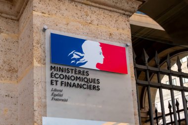 Paris, Fransa - 11 Kasım 2025: Fransa Cumhuriyeti 'nin resmi logosuna sahip ekonomik ve mali odaklı çok sayıda Fransız bakanının bulunduğu Bercy' nin girişini imzalayın.