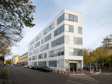 Montrouge, Fransa - 12 Kasım 2025: INSEE genel merkezinin dış görünümü (Ulusal İstatistik ve Ekonomi Araştırmaları Enstitüsü), resmi istatistiklerden sorumlu Fransız yönetimi