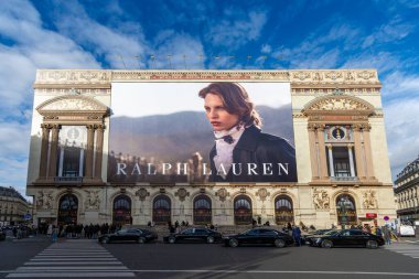 Paris, Fransa - 18 Kasım 2025: Paris Opera binasının ön cephesinde Ralph Lauren için büyük reklam panosu restorasyon çalışmaları (Palais Garnier)