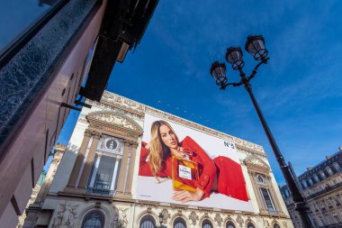 Paris, Fransa - 12 Aralık 2025: Chanel n5 parfümünün büyük reklam panosu restorasyon çalışmalarının iskelesini kapsıyor Paris Opera binasının ana cephesinde (Palais Garnier)