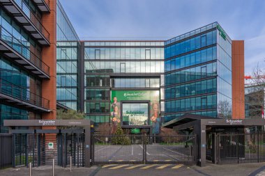 Rueil-Malmaison, Fransa - 15 Aralık 2025: Schneider Electric SE merkezinin dış görünümü, Fransız çok uluslu bir şirket ve küresel enerji yönetimi ve otomasyon uzmanı