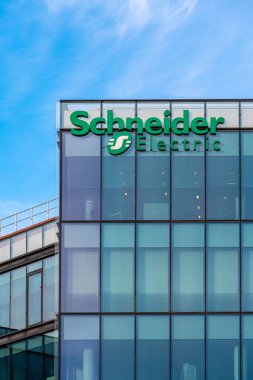 Rueil-Malmaison, Fransa - 15 Aralık 2025: Schneider Electric SE genel merkezi, Fransız çokuluslu bir şirket ve küresel enerji yönetimi ve otomasyon uzmanı